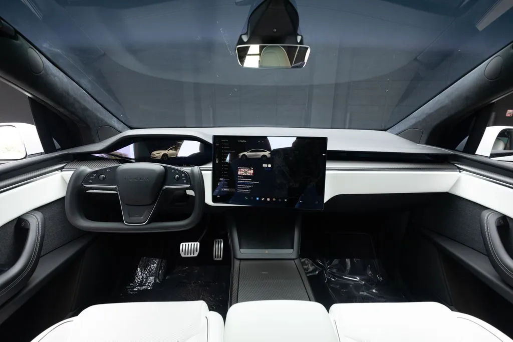 Tesla Model X photo 32