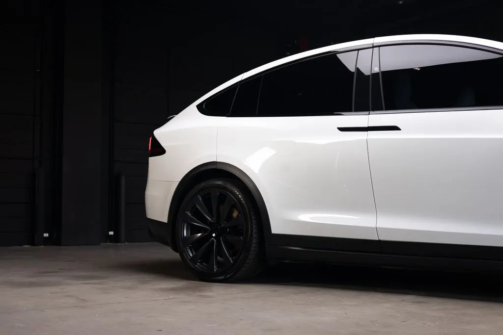 Tesla Model X photo 9
