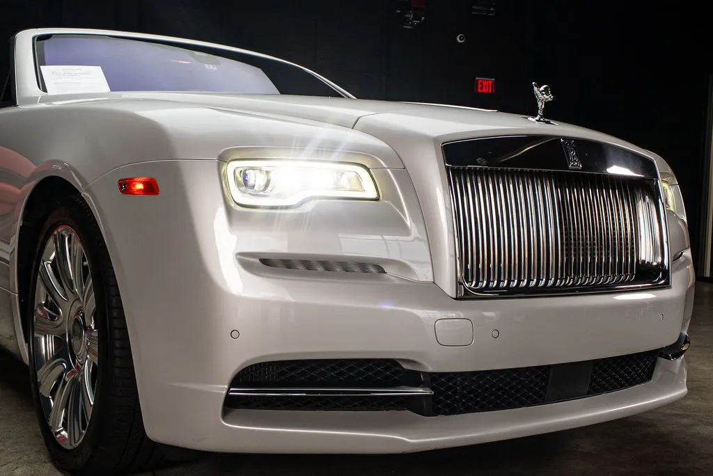 Rolls-Royce Dawn photo 9