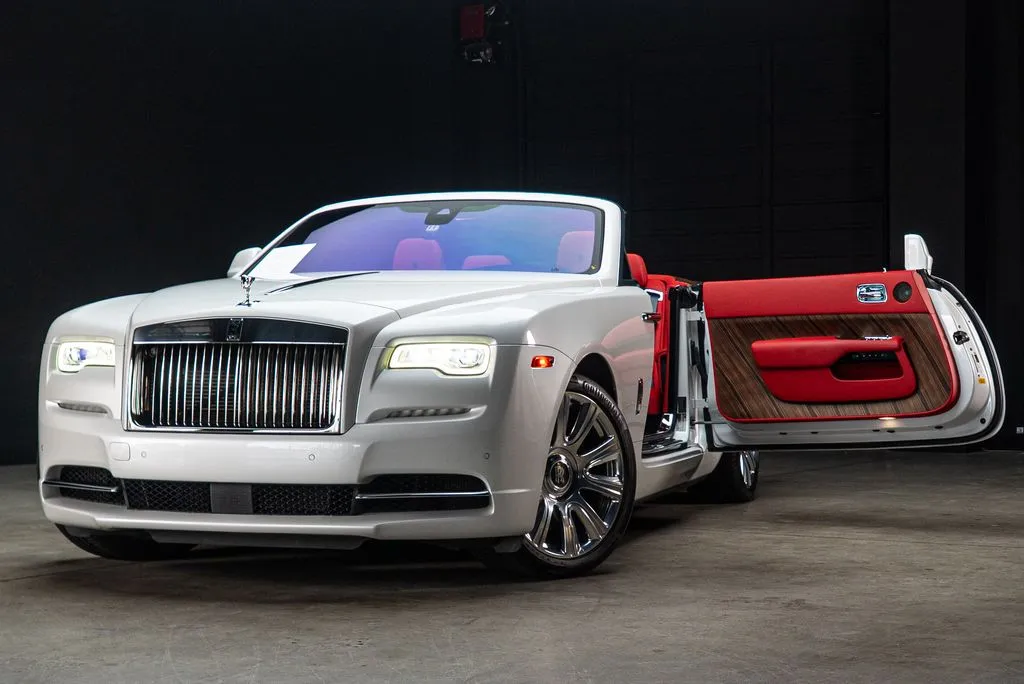 Rolls-Royce Dawn photo 2