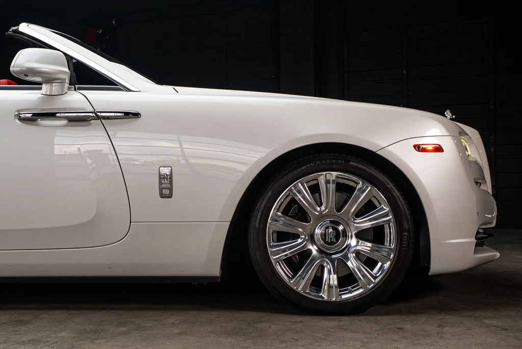 Rolls-Royce Dawn photo 14