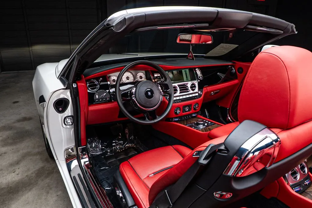 Rolls-Royce Dawn photo 26