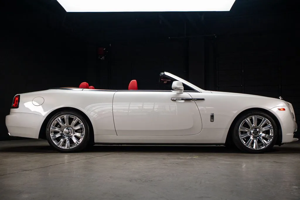 Rolls-Royce Dawn photo 13