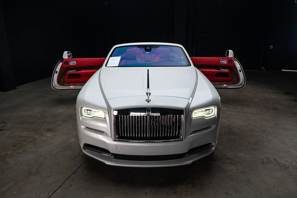 Rolls-Royce Dawn photo 8