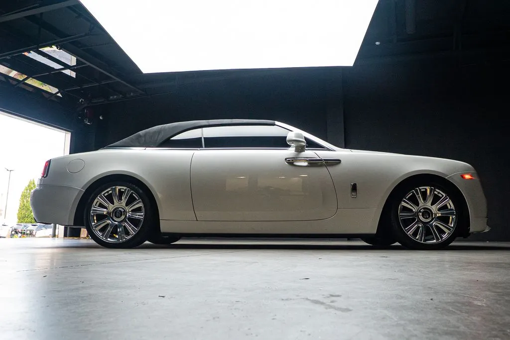 Rolls-Royce Dawn photo 55