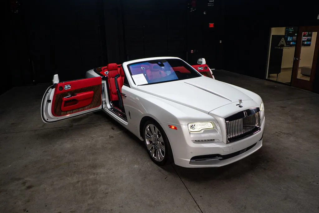 Rolls-Royce Dawn photo 11