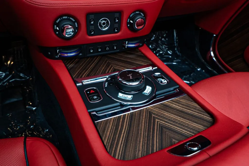 Rolls-Royce Dawn photo 40