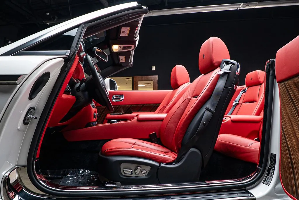 Rolls-Royce Dawn photo 29