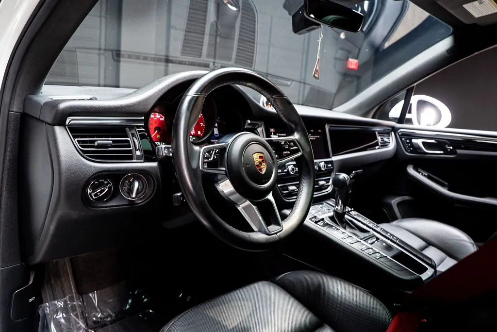 Porsche Macan photo 23