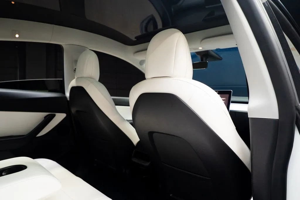 Tesla Model Y photo 35