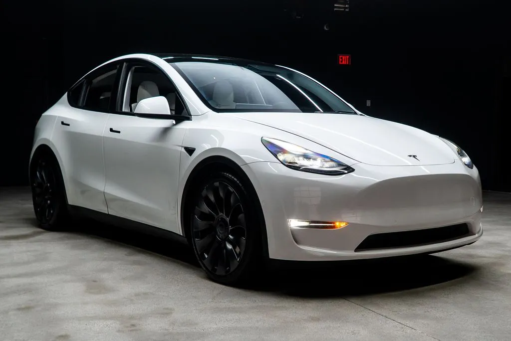Tesla Model Y photo 8