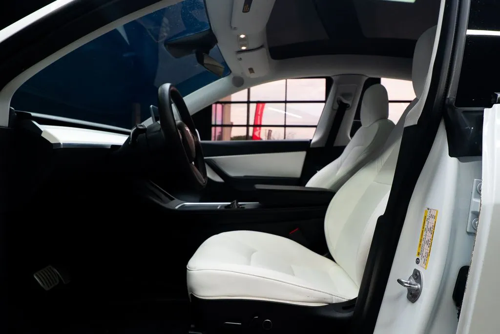 Tesla Model Y photo 23