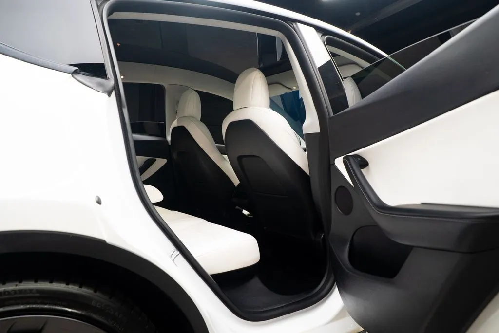 Tesla Model Y photo 38