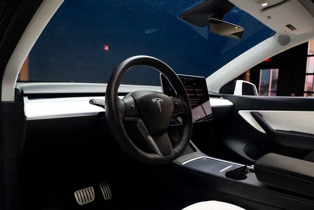 Tesla Model Y photo 26