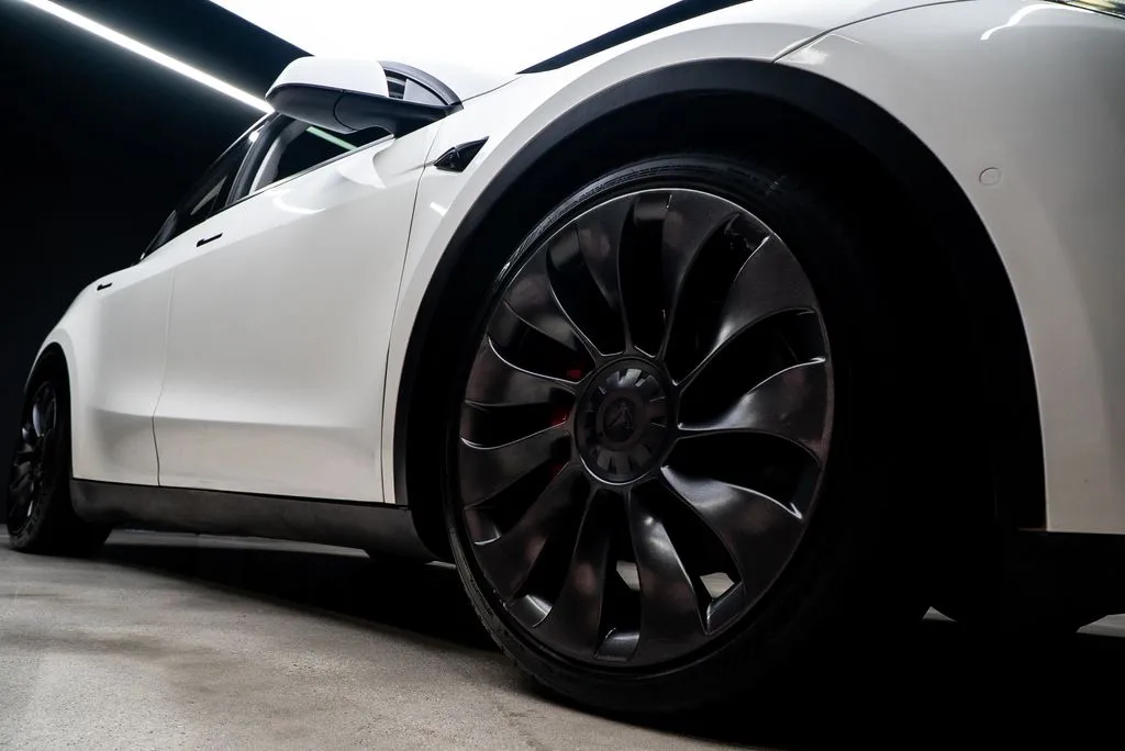 Tesla Model Y photo 11
