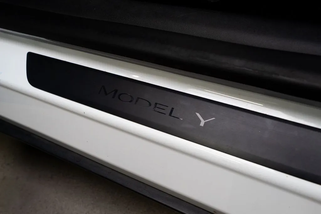 Tesla Model Y photo 24
