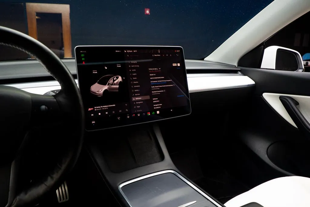 Tesla Model Y photo 33