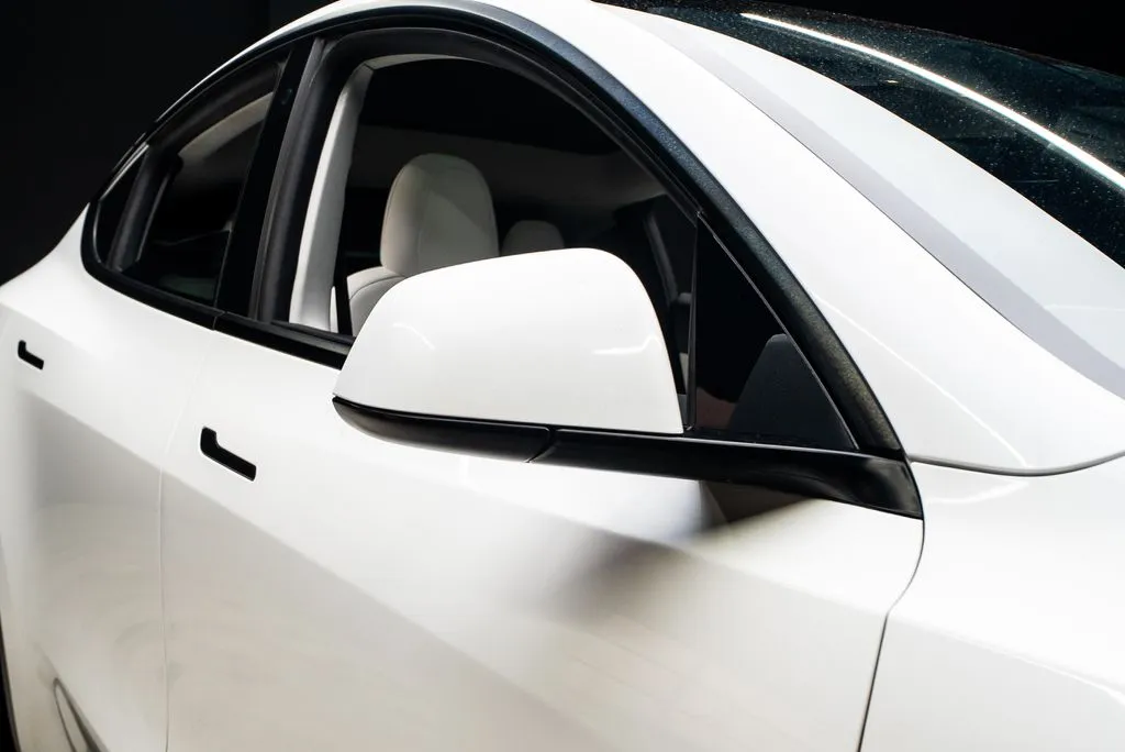 Tesla Model Y photo 13