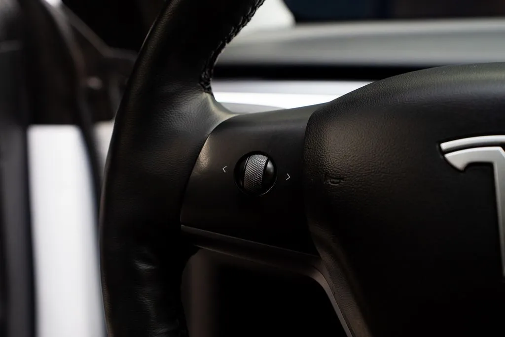Tesla Model Y photo 28