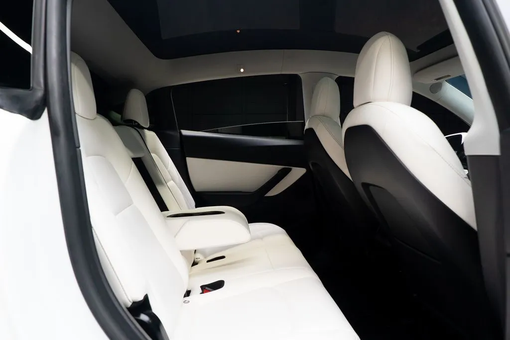 Tesla Model Y photo 36