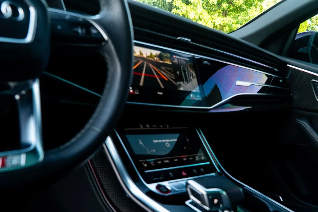 Audi SQ8 photo 10