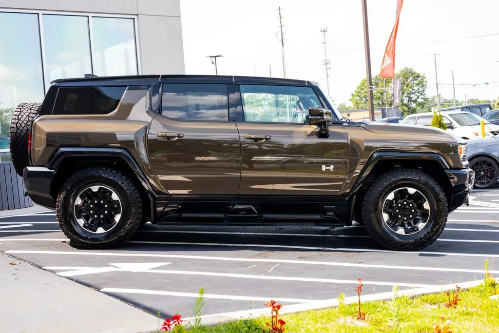 GMC Hummer EV SUV photo 12