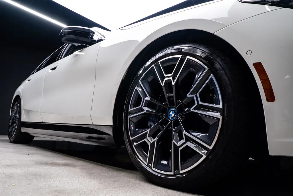 BMW i5 photo 15