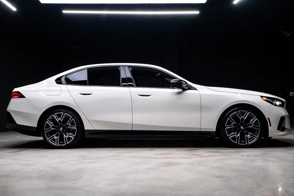 BMW i5 photo 12
