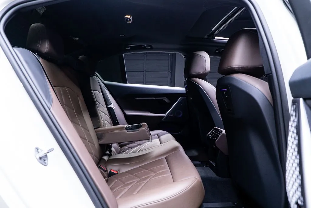 BMW i5 photo 51