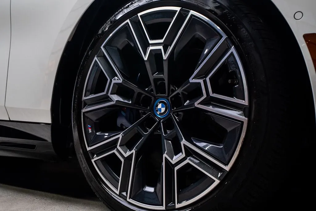 BMW i5 photo 16