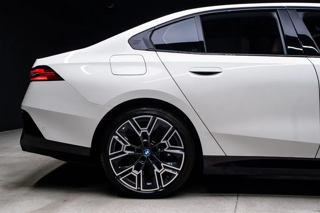 BMW i5 photo 18