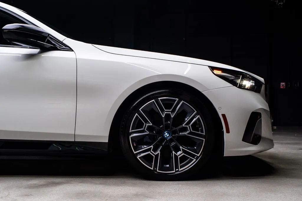 BMW i5 photo 14