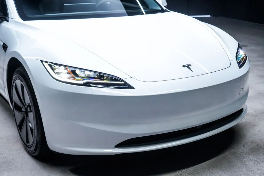 Tesla Model 3 photo 7