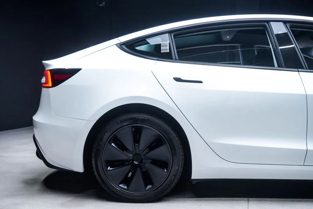 Tesla Model 3 photo 17
