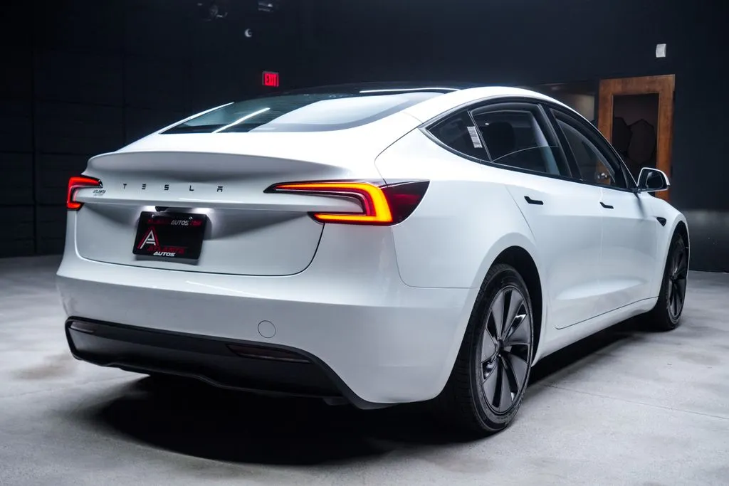 Tesla Model 3 photo 19