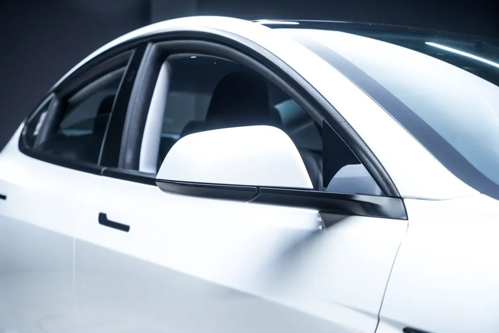 Tesla Model 3 photo 16