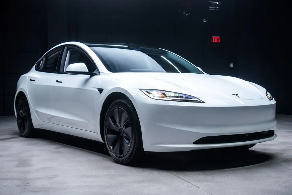 Tesla Model 3 photo 8