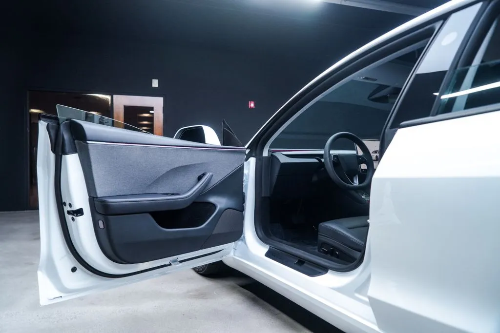 Tesla Model 3 photo 24