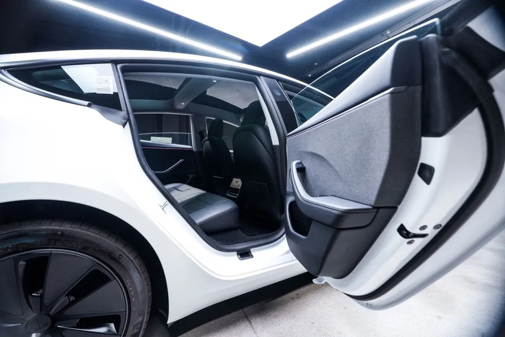 Tesla Model 3 photo 45