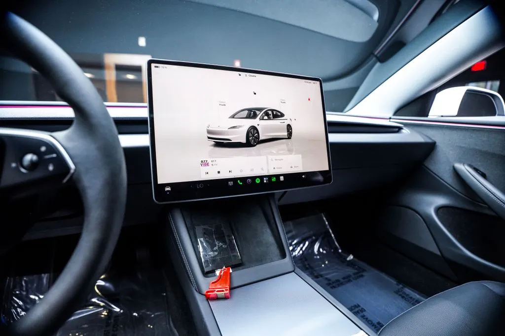 Tesla Model 3 photo 33