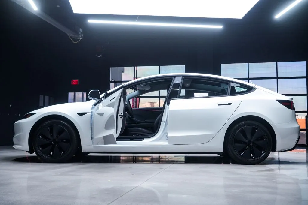 Tesla Model 3 photo 23