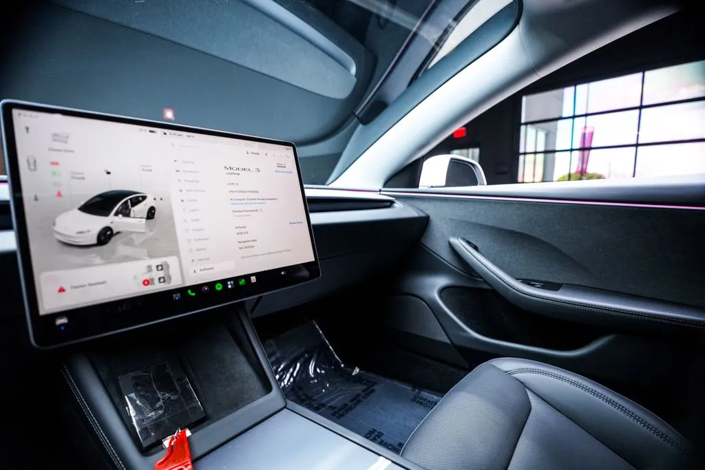 Tesla Model 3 photo 37