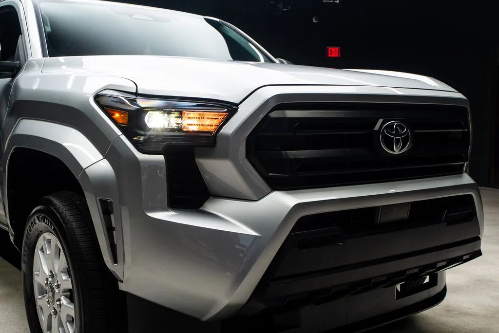 Toyota Tacoma photo 7