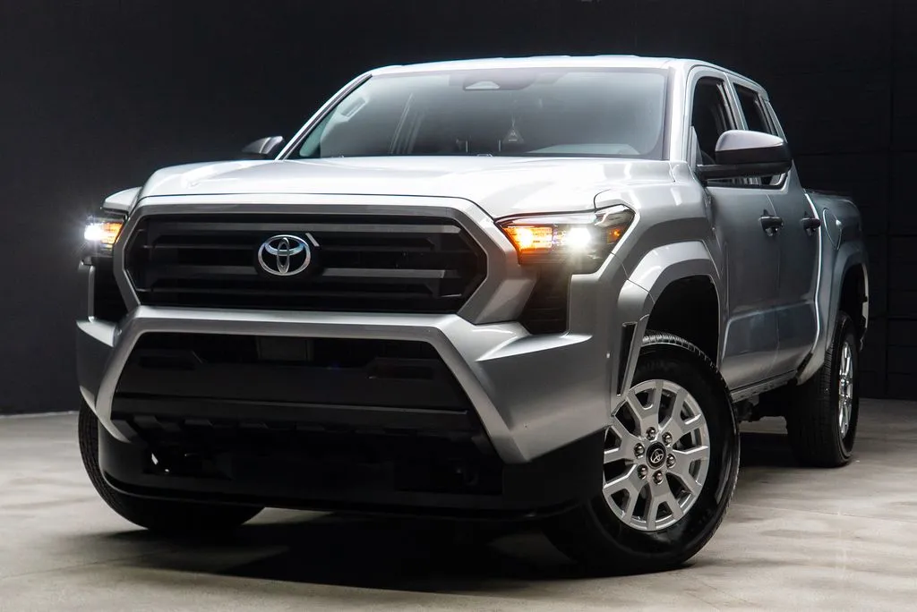 Toyota Tacoma photo 2