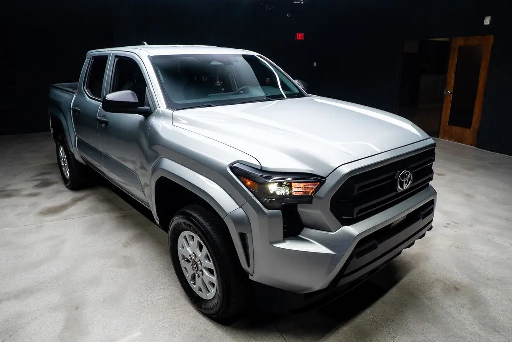 Toyota Tacoma photo 9
