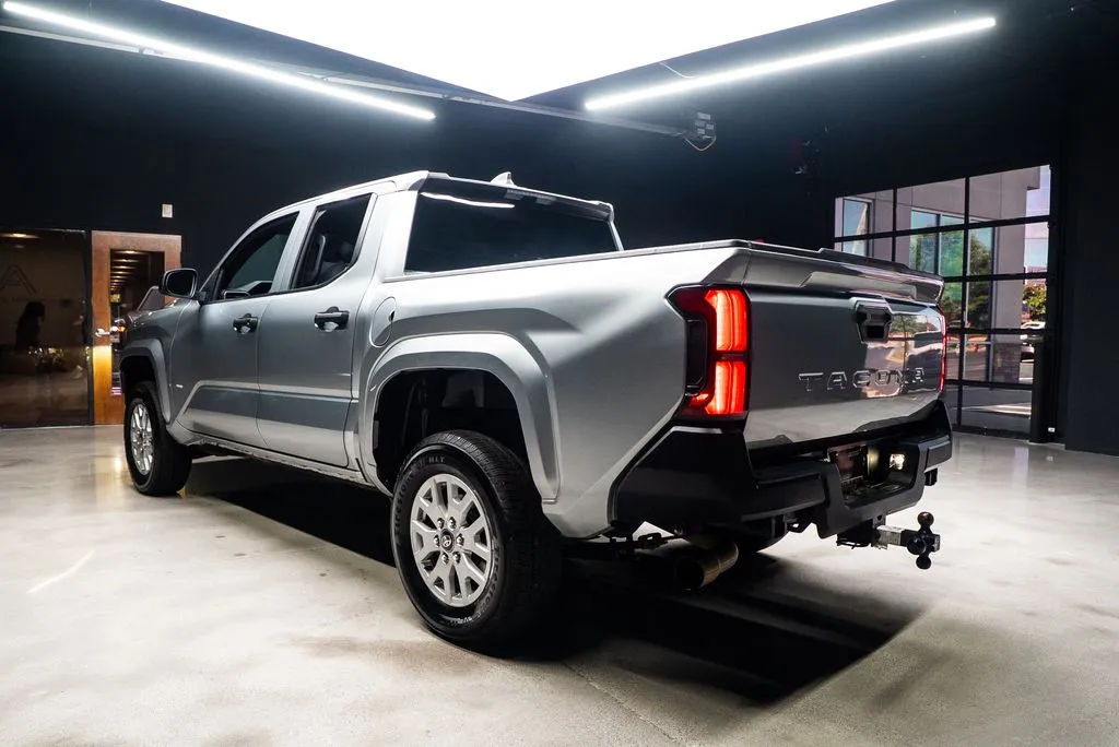 Toyota Tacoma photo 25