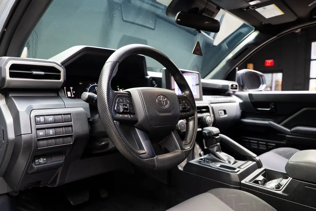 Toyota Tacoma photo 33