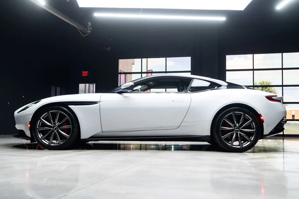 Aston Martin DB11 photo 23