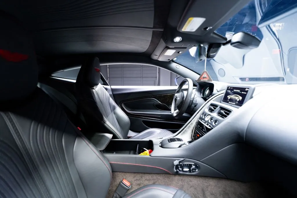 Aston Martin DB11 photo 46