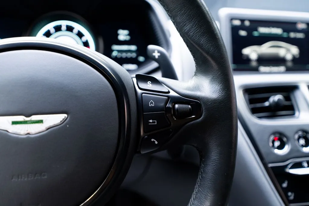 Aston Martin DB11 photo 38
